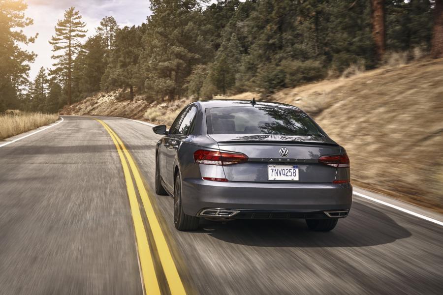  Volkswagen Passat R-Line 2019 года  (NA) (фото 21 из 23)